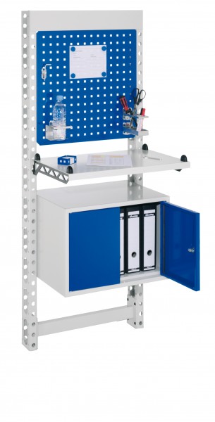 ErgoPlus Steharbeitsplatz H 1650 x B 670 mm RAL 7035/5010. Wandmodul einseitig ausgestattet mit: Infoleiste Infotafel Ablageboden 650 mm breit Ordnerschrank 400 x 570 x 400 mm.