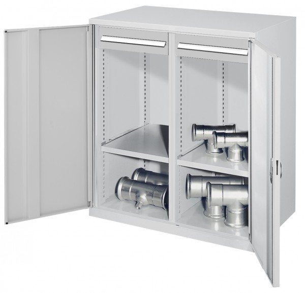 Schwerlast-Beistellschrank Modell 73 1110 x 1000 x 600 mm RAL 7035. Mit Mitteltrennwand Vollblechtüren 1 Fachboden links 1 Fachboden rechts 2 Schubladen 100 mm.